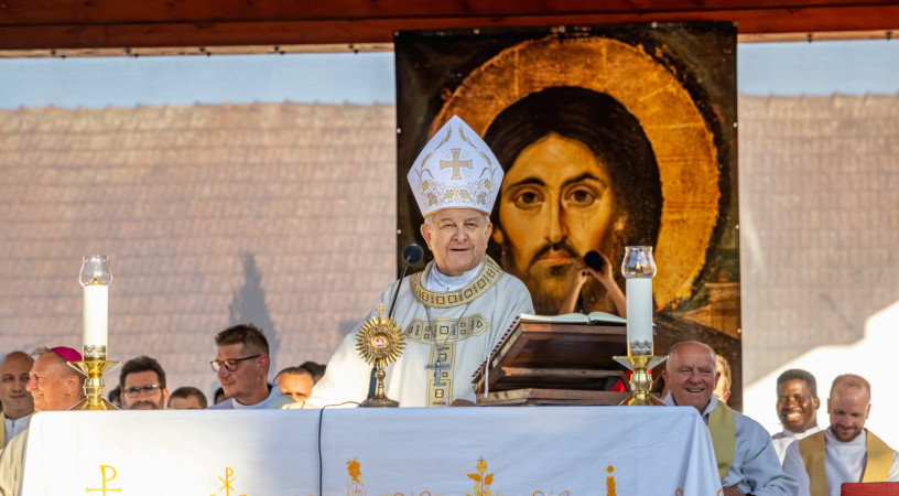 Bábel Balázs érsek Nagymaroson: Assisi Szent Ferenc példájára lépjünk ki az agresszió ördögi köréből