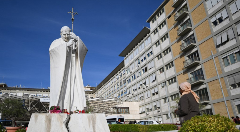 Nyugodtan telt Leó pápa második éjszakája a Gemelli-klinikán