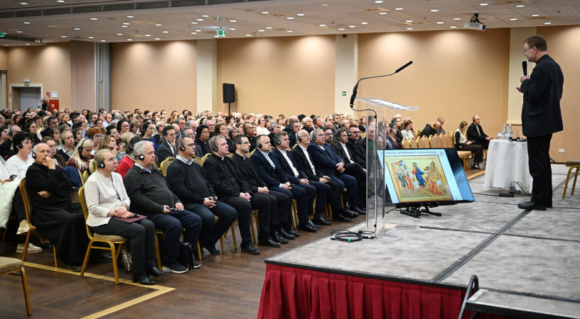 Hans Zollner jezsuita szerzetes gyermekvédelmi továbbképzést tartott Egerben