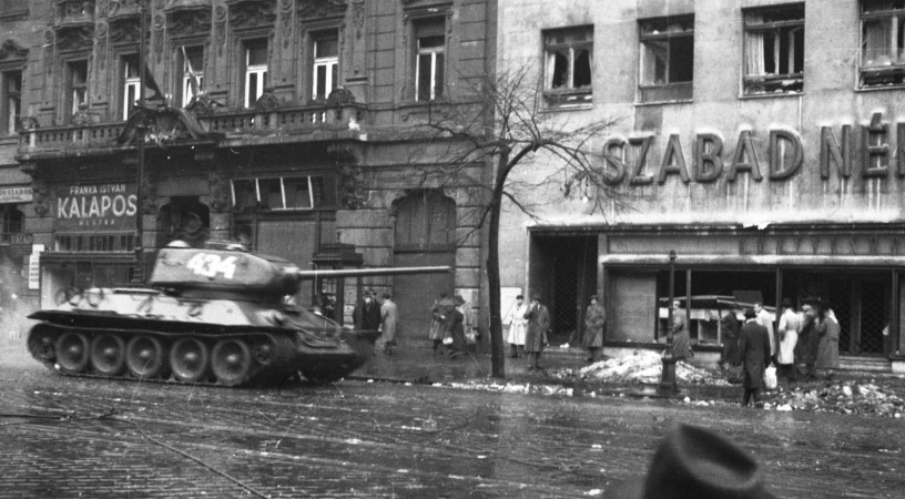 Aggodalmak a jelenlegi világesemények miatt – XII. Piusz pápa 1956. november 10-i rádiószózata